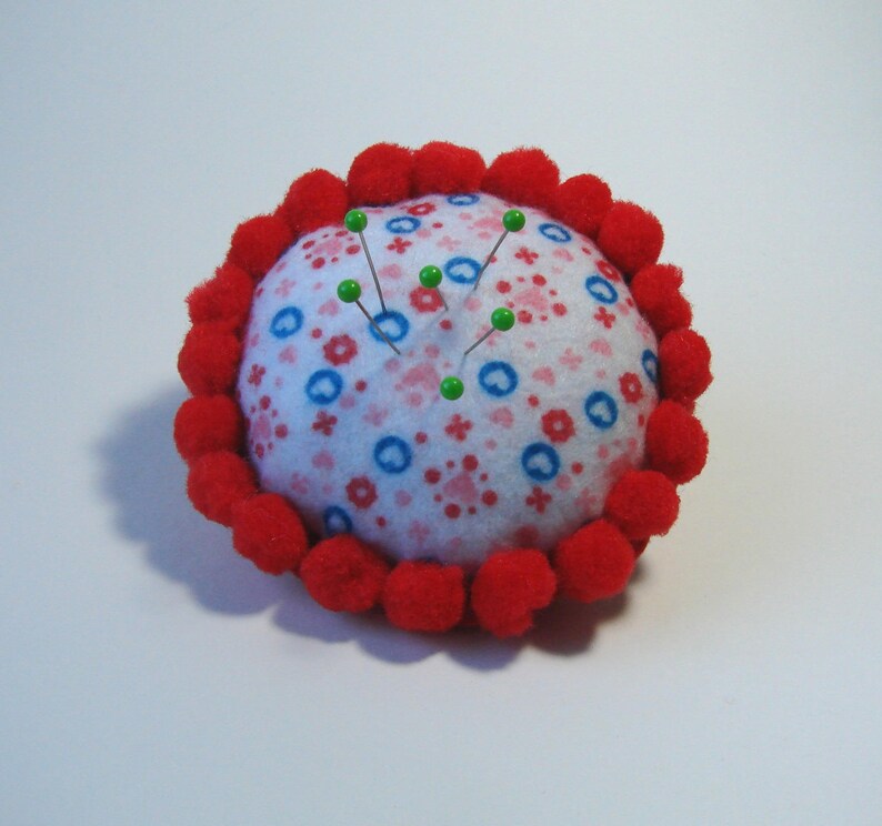 Coussin à épingles,pique-aiguilles, pelote à épingles rond, en feutrine et pompons, rouge, blanc,10 cm , créations couture. image 4