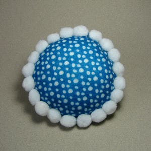 Coussin à épingles, porte épingles rond, en feutrine et pompons, blanc, bleu, 10 cm , créations couture. image 3