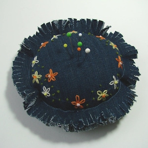 Coussin à épingles, pique-aiguilles, porte épingles rond, en jean, fleurs brodées coton écru, jaune, orange, 10 cm , créations couture. image 1