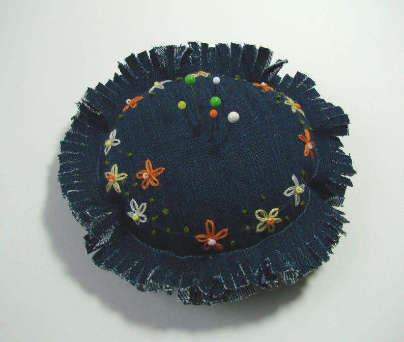 Coussin à épingles, pique-aiguilles, porte épingles rond, en jean, fleurs brodées coton écru, jaune, orange, 10 cm , créations couture. image 1