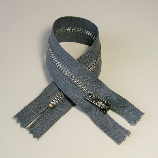 Zippers 21.5 cm grey non separable silver metal mesh 4 mm sold per pack of 2 pieces couture creations.