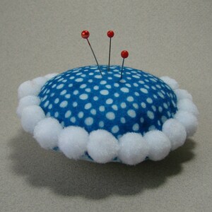 Speldenkussen, ronde speldenhouder, vilt en pompons, wit, blauw, 10 cm, couture creaties. afbeelding 1