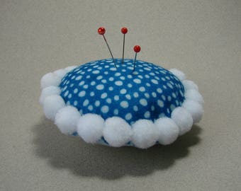 Coussin à épingles, porte épingles rond, en feutrine et pompons, blanc, bleu, 10 cm , créations couture.