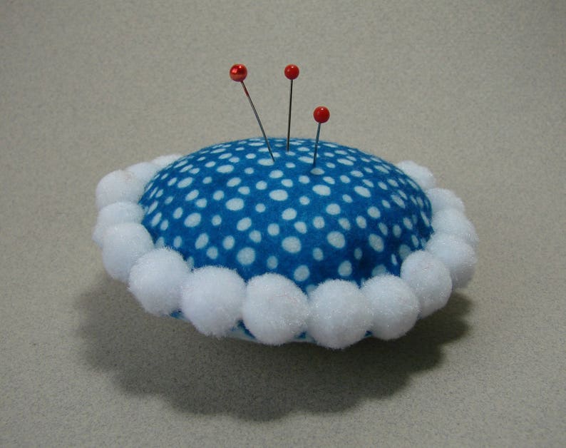 Speldenkussen, ronde speldenhouder, vilt en pompons, wit, blauw, 10 cm, couture creaties. afbeelding 1