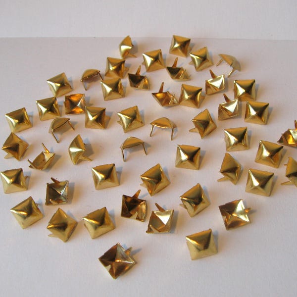 Clous carrés, 9 mm,  métal doré, pyramide, vendus par lot de 50, customiser, couture, décoration.