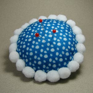 Coussin à épingles, porte épingles rond, en feutrine et pompons, blanc, bleu, 10 cm , créations couture. image 2