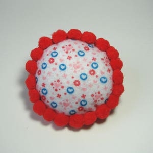 Coussin à épingles,pique-aiguilles, pelote à épingles rond, en feutrine et pompons, rouge, blanc,10 cm , créations couture. image 2