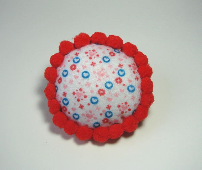 Coussin à épingles,pique-aiguilles, pelote à épingles rond, en feutrine et pompons, rouge, blanc,10 cm , créations couture. image 2