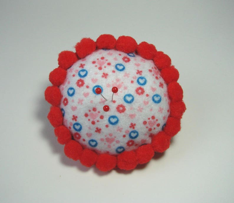 Coussin à épingles,pique-aiguilles, pelote à épingles rond, en feutrine et pompons, rouge, blanc,10 cm , créations couture. image 3