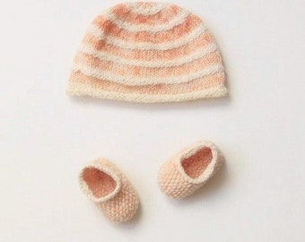 Ensemble bébé, bonnet et chaussons bébé 1 mois à 3 mois en coton biologique orange et écru, cadeau accessoires et chaussons bébé fait main