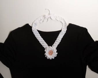 Collier femme, collier féminin en coton blanc avec fleur blanche au coeur orange, cadeau féminin, accessoire collier femme fait main