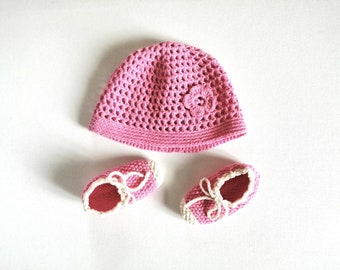 Ensemble bébé, bob et chaussons d'été pour bébé fille 6 mois en coton biologique rose et écru, cadeau chapeau chaussons bébé fille fait main