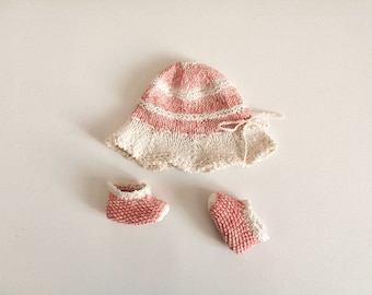 Ensemble bébé, chapeau et chaussons bébé fille 1 mois à 3 mois en coton biologique rose et écru, cadeau accessoire bébé fille fait main