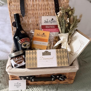 Natural Wicker Personalised Gift Hamper, Custom Pinic Basket, New Home Gift, Wedding Hamper, Couples Gift