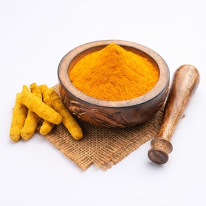 Biologisch kurkumapoeder (Haldi): gemalen Indiaas kruid, hoge curcumine, natuurlijke kruiden