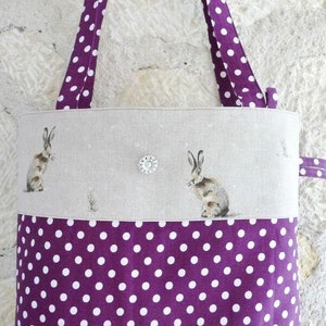 Faltbare Tragetasche „Hasenkaninchen“ aus lila Baumwolle mit weißen Punkten Hasentasche – Geschenkidee