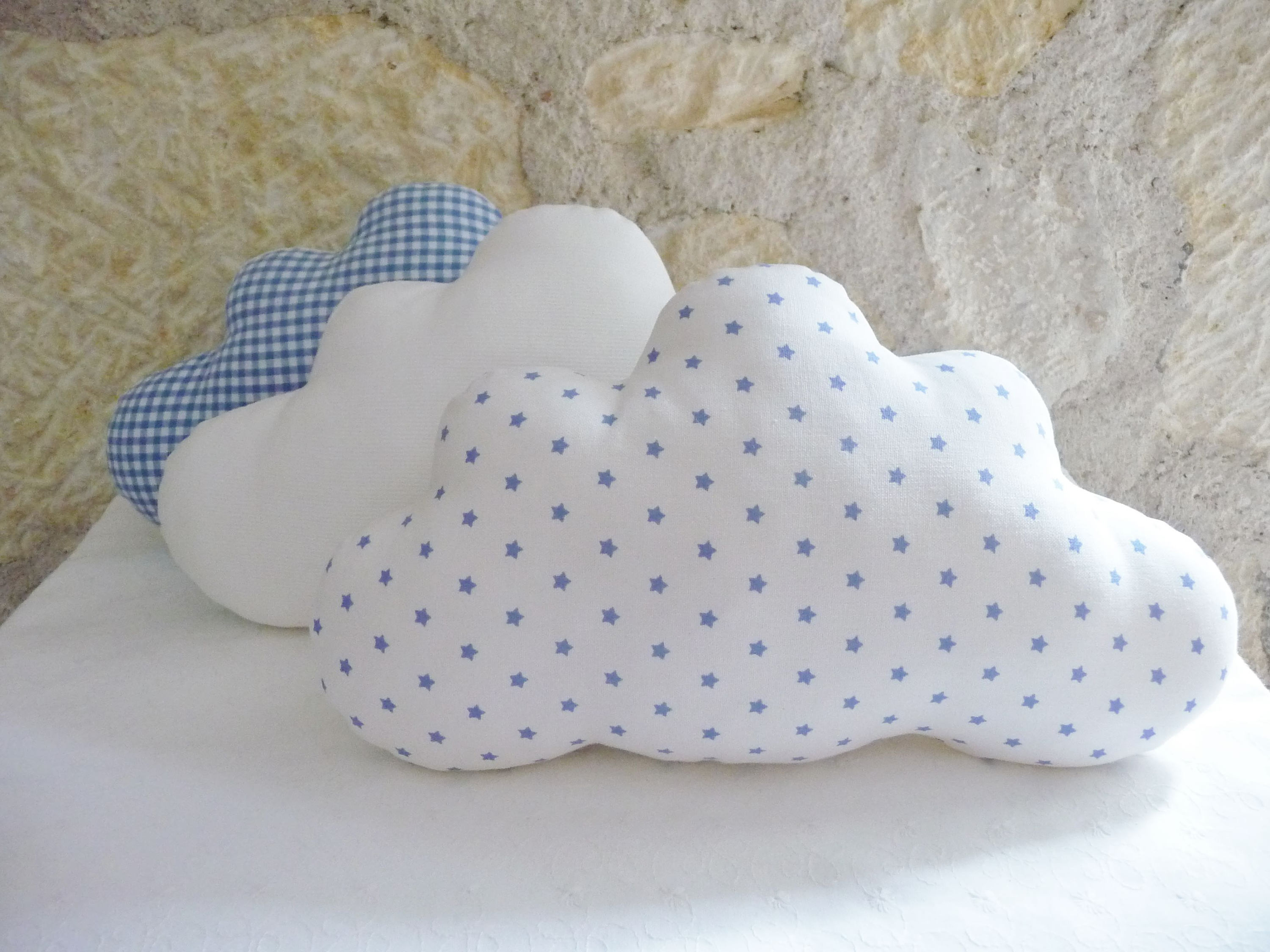 Coussin Nuage Blanc Étoiles Bleues - Bleu et Idée Cadeau Naissance, Déco Chambre Bébé, Enfant, Maiso