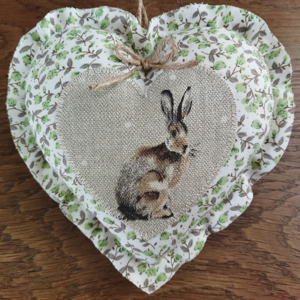 Coeur en tissu Lièvre Lapin à suspendre fleurs vertes Coussin de porte Décoration Pâques Déco maison campagne Printemps - Idée cadeau