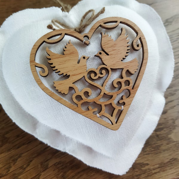 Coeur en tissu à suspendre en lin blanc à volants et son coeur en bois nature oiseaux Idée cadeau Décoration maison