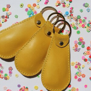 Llavero amarillo, el llavero es adecuado como regalo para ella.