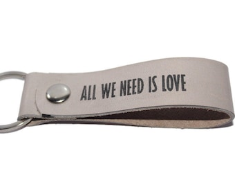 Gepersonaliseerde lederen sleutelhanger Gepersonaliseerde verjaardagscadeau Leren sleutelhanger met monogram Aangepaste lederen sleutelhanger