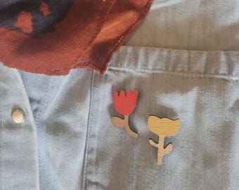 Wooden pin with graphic flower design, shape and color of your choice, clothing accessory, brooch for women or girls, personalized badge
