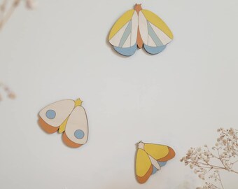 Wall decoration of 3 colorful wooden butterflies, perfect for a child's room. Customizable baby wall art, ideal as a baby shower gift.