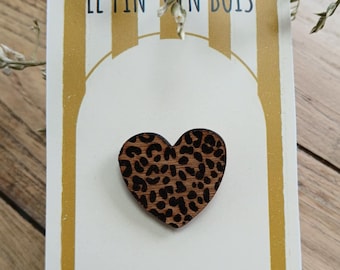 Heart-shaped wooden pin with leopard or tiger print, an original clothing accessory, a perfect gift idea to complete your style