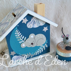 Tirelire bois, tirelire enfant, décoration enfant, cadeau naissance sur commande Koala bleu paon