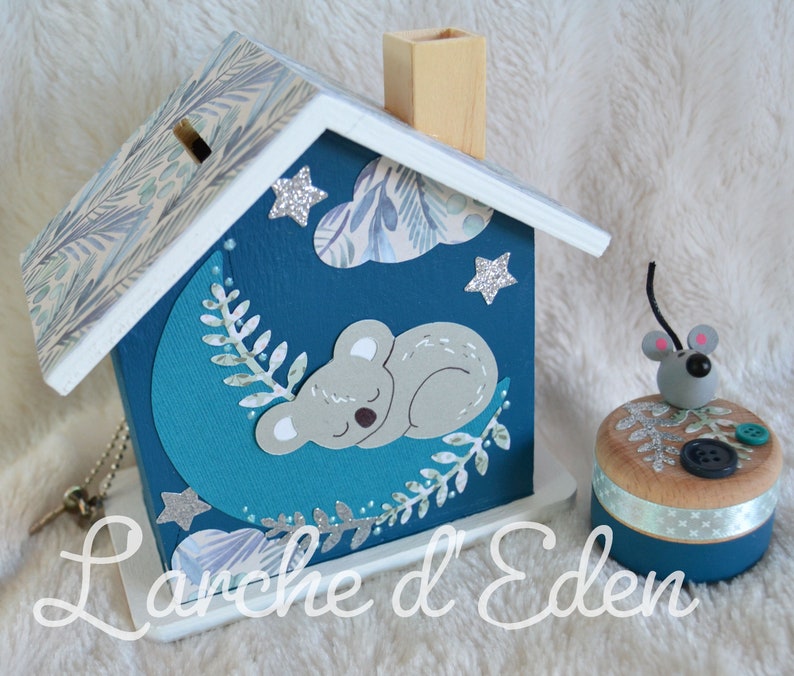 Tirelire bois, tirelire enfant, décoration enfant, cadeau naissance sur commande Koala bleu paon