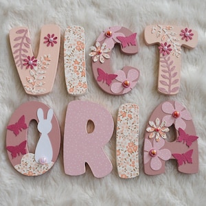 Nombre de madera, letras de madera de 8 cm, decoración campestre, decoración de conejos, decoración floral, mariposas, regalo de nacimiento (bajo pedido)