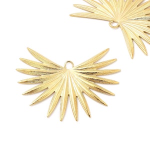 Colgante de sol grande en acero inoxidable chapado en oro (IP: chapado iónico), 32x42 mm. Material creativo, fabricación de joyas.