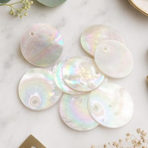 x10 round pendants in natural white iridescent mother-of-pearl (capiz), natural mother-of-pearl shell pendant with iridescent reflections, diameter 25mm