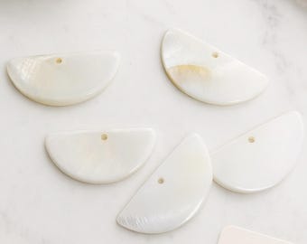 White natural mother-of-pearl half-circle pendants, 30mm, crescent moon charms for jewelry making