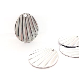 6 colgantes de concha de acero inoxidable; gotas plisadas, formas onduladas ovaladas, suministros para manualidades, fabricación de joyas