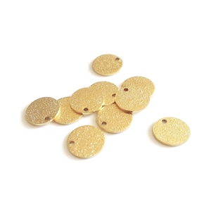 Paillettes glitterate in acciaio inossidabile color oro (IP); ciondolo a forma di polvere di stelle bifacciale, satinato, da 8 mm/10 mm. Set da 6.