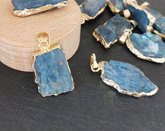 Pendentif en kyanite bleue (disthène), pierre brute irrégulière bordée de laiton doré, 25-35mm ; Vendue à l'unité