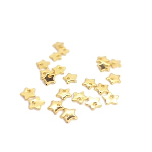 Mini breloques Etoiles en acier inoxydable doré, diamètre 6mm. Création bijoux. Lot de 10 ou 30.