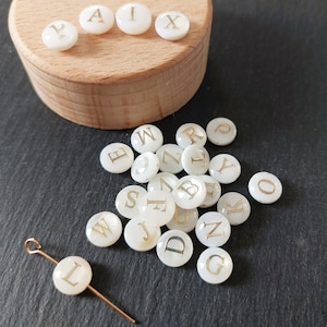 Flat round alphabet letter bead in natural white mother-of-pearl, golden initial, white freshwater shell, diameter 8mm, to choose from