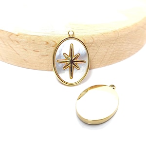 Pendentif en nacre naturelle et acier inoxydable plaqué or 14k. Médaille ovale nacre étoile du nord