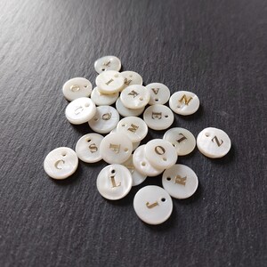Pendentif rond en nacre blanche naturelle, initiale dorée, lettre de l'alphabet, coquillage d'eau douce, diamètre 11mm, à choisir