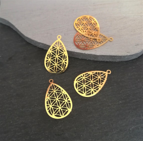 LOT 4 PENDENTIFS LAITON ESTAMPE AJOURE FILIGRANE GOUTTE 29mm OR DORE