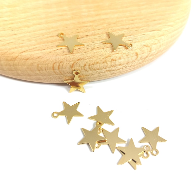 Fines étoiles en laiton doré à l'or fin 24k, petits pendentifs étoiles , 8x6mm. Lot de 10 image 5