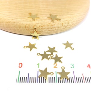 Fines étoiles en laiton doré à l'or fin 24k, petits pendentifs étoiles , 8x6mm. Lot de 10 image 3
