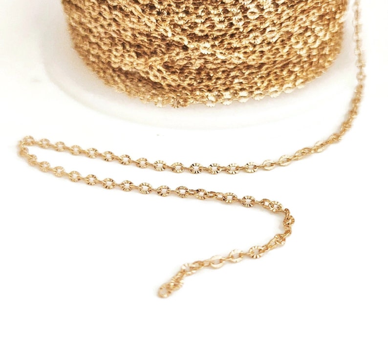 Chaîne en acier doré or 14k , maille forçat texturée, diamantée. Vendue au mètre image 2