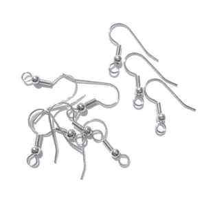Peut inclure: Plusieurs crochets d'oreilles argentés, sur fond blanc. Les crochets ont une forme incurvée avec une petite boule et un détail de ressort hélicoïdal. Ces crochets sont conçus pour la fabrication de bijoux.