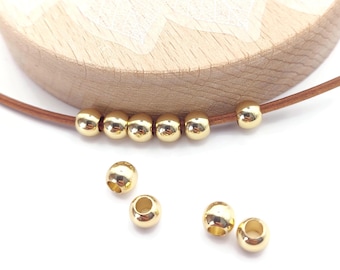 Ronde kralen van 18 karaats verguld messing, 6 mm diameter, 3 mm gat, afstandskralen. Verpakking van 10 of 30 stuks.