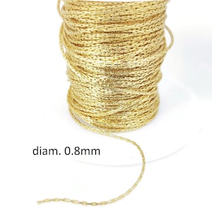 Puede incluir: Un carrete de cadena de color dorado con un diámetro de 0,8 mm. La cadena está hecha de pequeños cuadrados unidos.