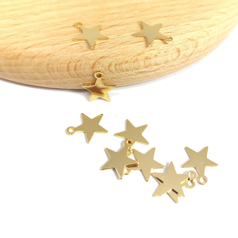 Fines étoiles en laiton doré à l'or fin 24k, petits pendentifs étoiles , 8x6mm. Lot de 10 image 1