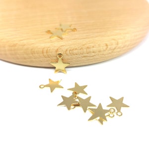 Fines étoiles en laiton doré à l'or fin 24k, petits pendentifs étoiles , 8x6mm. Lot de 10 image 2